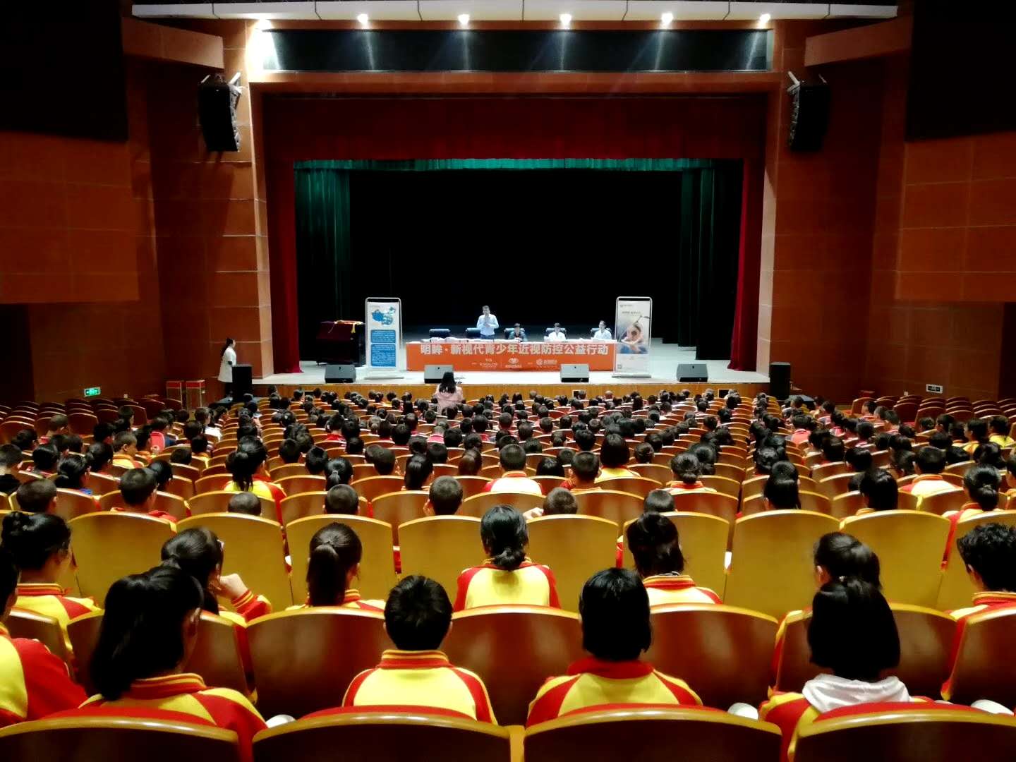 明眸新視代公益活動走進烏市第58中學，為貧困學生贈送眼鏡